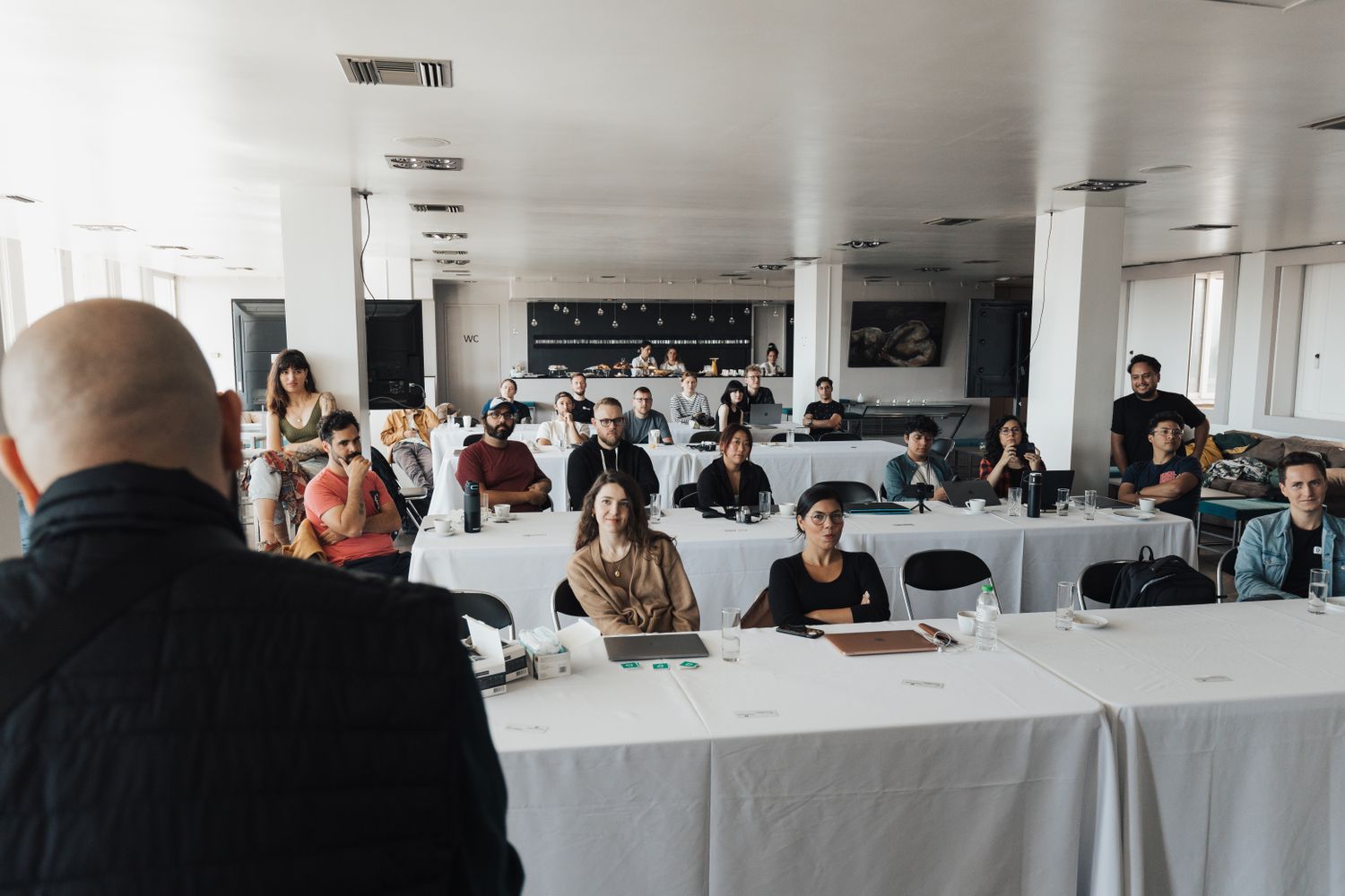 Profissionais participando de um workshop corporativo