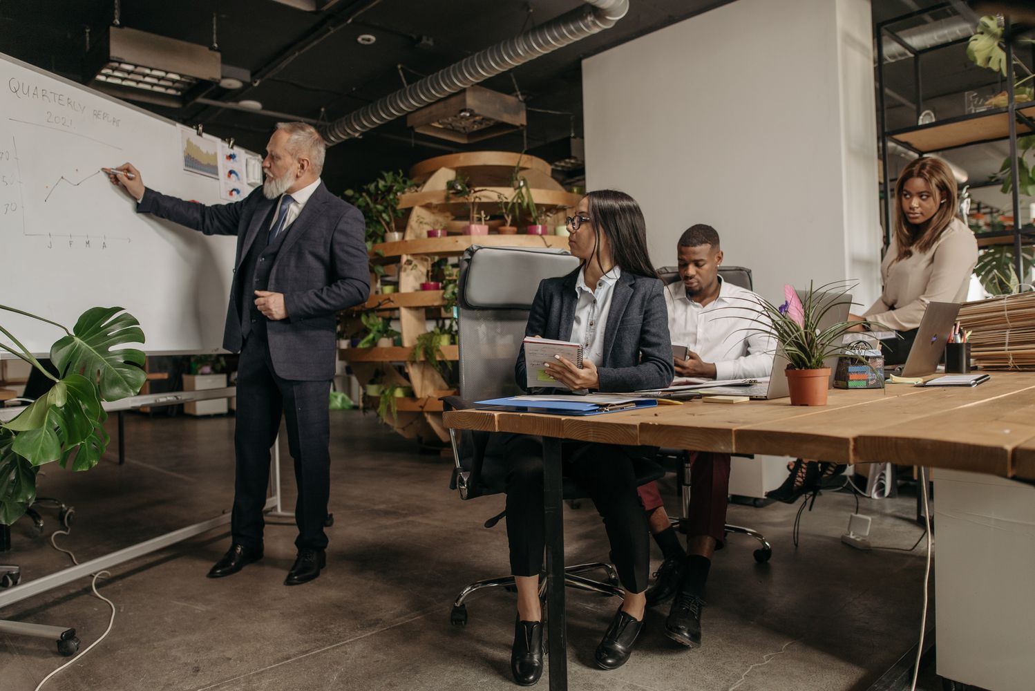 Líder e equipe analisando resultados em um ambiente corporativo